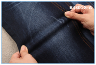 I jeans variopinti della parte allungano il tessuto del denim per le ghette scarne