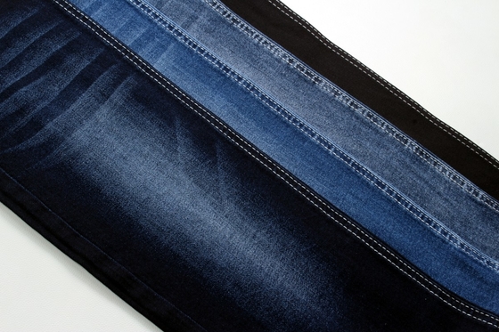Disponibile in tessuto di denim di colore blu scuro e di peso medio, pronte per la fabbricazione di jeans