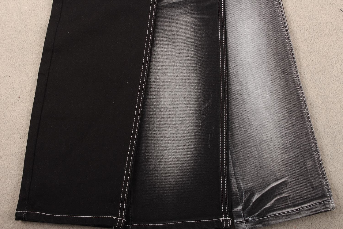 Fiore che stampa la mano di nero dello zolfo di colore che ritiene il tessuto molle del denim