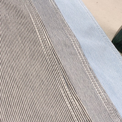 le bande verticali blu e bianche di 6oz allungano il tessuto del denim per mette