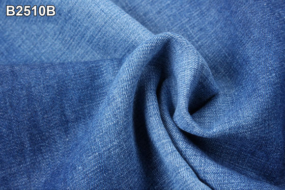Prezzo buono il tessuto del denim della camicia di cotone 32S ha pettinato il materiale delle camice di Siro Spun Light Weight Denim in linea